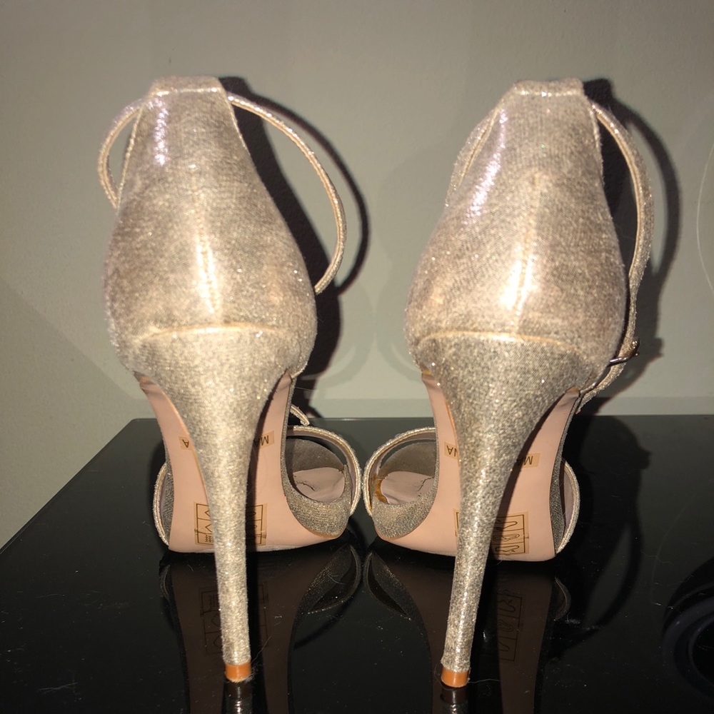 Beautiful Gold Heels - Picture 4 of 6